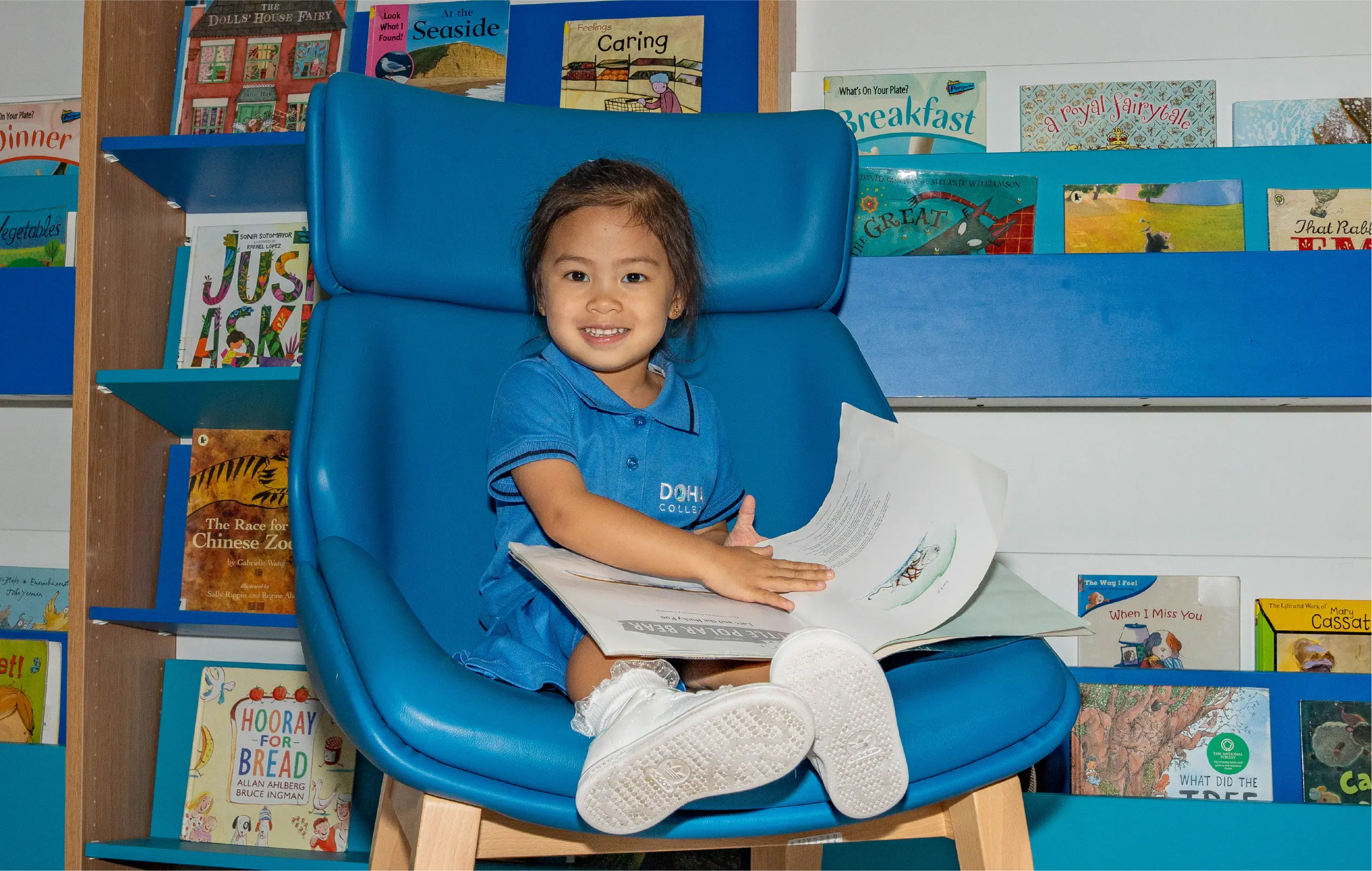 Early Years  Strudent Reading Books in Class